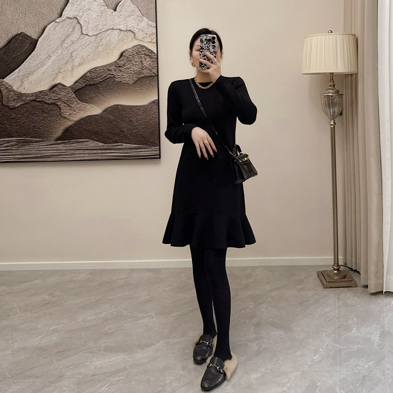 2026 New Autumn and Winter Fishtail Dress, High-End Straight-Cut Slimming Black Base Knit Sweater Dress for Petite Figures