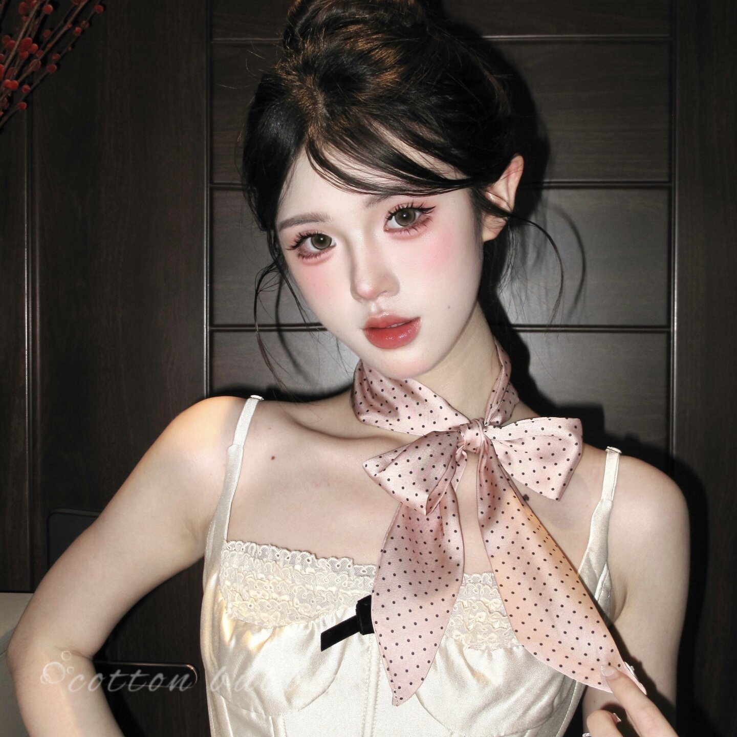 A sweet and gentle pink polka dot scarf, a French-style neck scarf, a versatile and elegant accessory that also provides a sophisticated neck support.