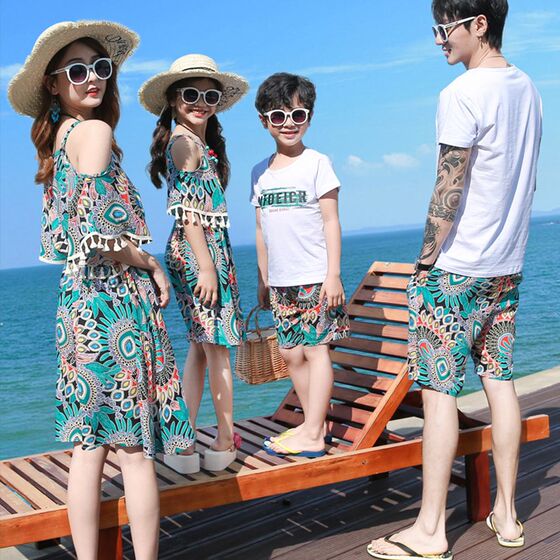现货速发童亚连衣裙亲子装一家三口露肩吊带三亚海边度假沙滩裙子