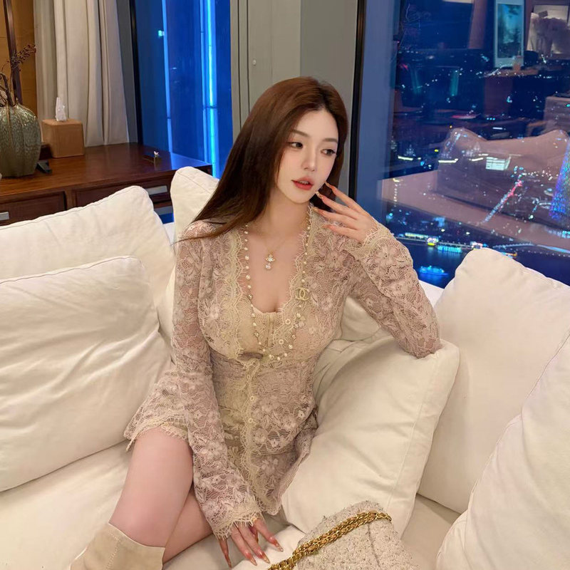 Yellow and Blue【Chen Huaman Lu】V-Neck Embossed Floral Lace Single-Breasted Long-Sleeve T-Shirt with Unique Design