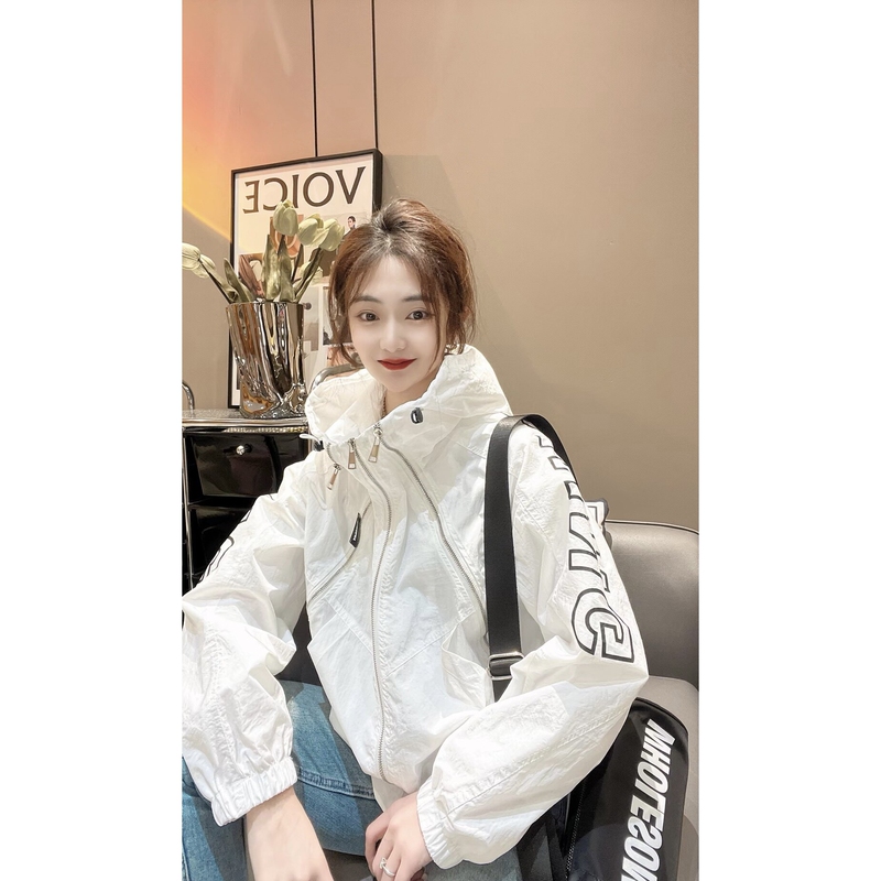 Kailas Mint-Colored European-Style Lightweight Sun-Protective Jacket for Women with Three Zippers, Long Sleeves, Letter Print, Age-Reducing, New for Summer 2026