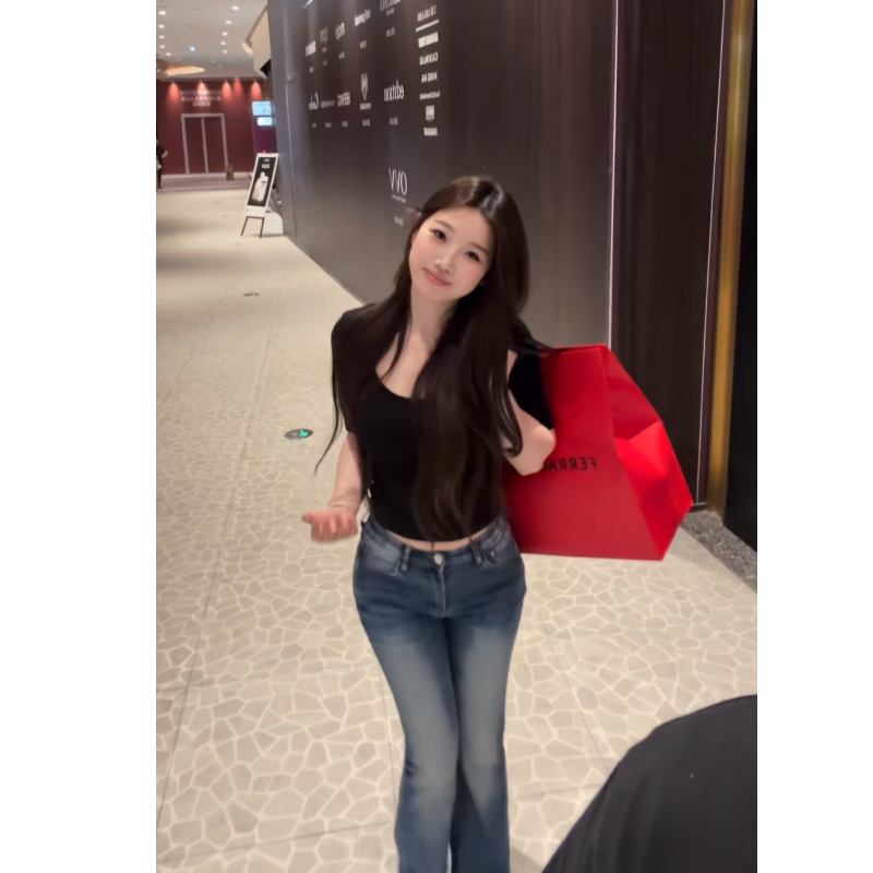 A Pair of Stylish Long-Leg Jeans with a Flared Hem, New Spring Style, Korean Retro Low-Waist Hot Girl Jeans for Women