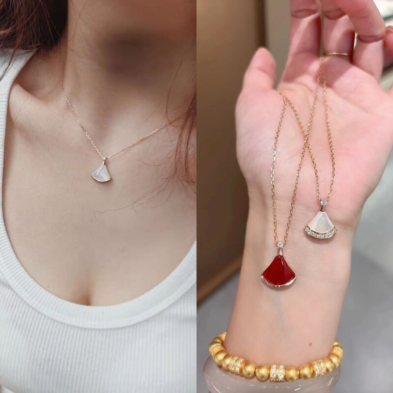 18K Rose Gold Fan Necklace for Women, Full of Diamonds, Small Skirt Design, Red Chalcedony, White Mother-Of-Pearl Fan-Shaped Pendant, Diamond-Encrusted Collarbone Chain