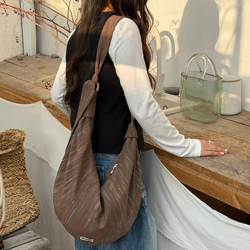 Oohday Retro Crossbody Bag, Casual Large-Capacity Commuter Bag, Versatile Chinese-Style Dumpling Bag Oohday Retro Crossbody Bag, Casual Large-Capacity Commuter Bag, Versatile Chinese-Style Dumpling Bag