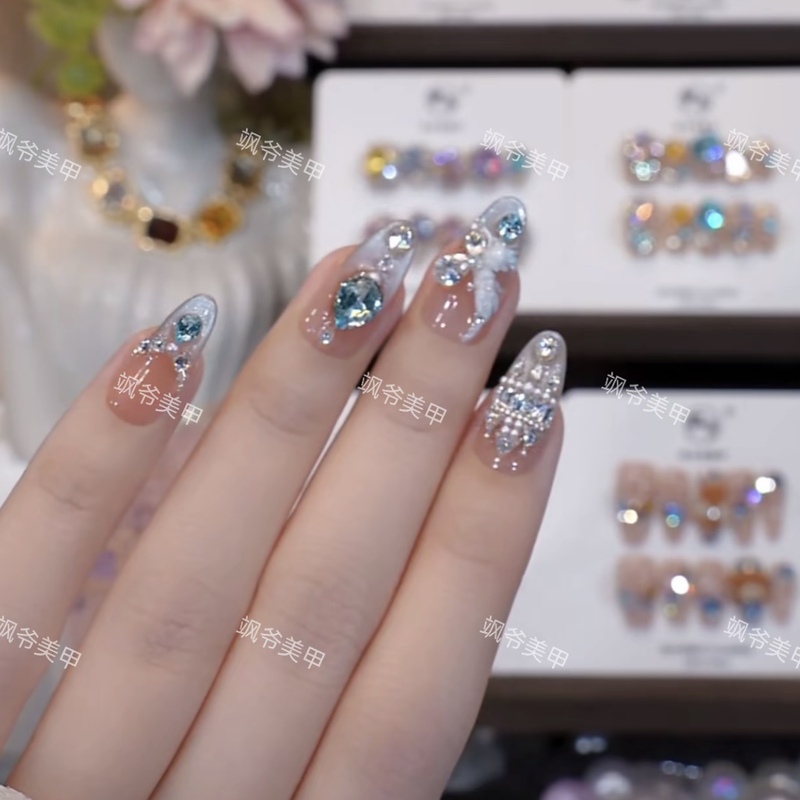 【Sky City】Handmade Dazzling Zircon Diamond Nail Art That Enhances Complexion, Popular All Year Round, Includes a Tool Kit with 10 Pieces