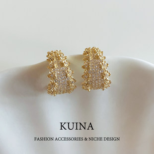 Golden sophisticated universal design earrings, micro incrustation, diamond encrusted, light luxury style, high-quality style, trend of season