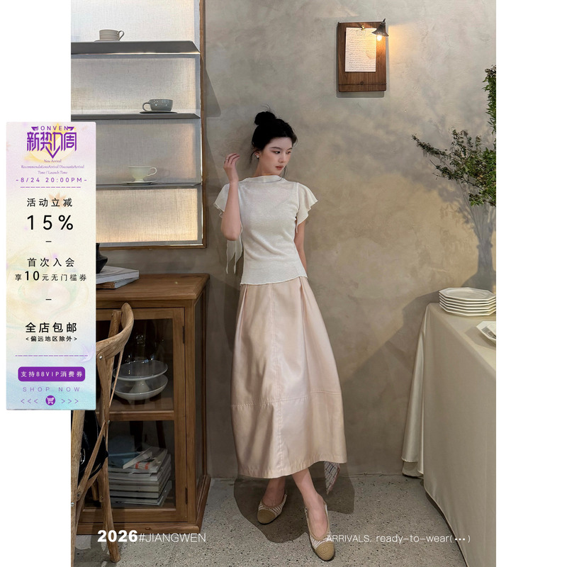 Jiang Wen's'Everyday Glow' Is a Stunning Ootd with a Skirt Paired with a Ruffled Sleeve Top + a Sleeveless Halter Top Jiang Wen's'Everyday Glow' Is a Stunning Ootd with a Skirt Paired with a Ruffled Sleeve Top + a Sleeveless Halter Top