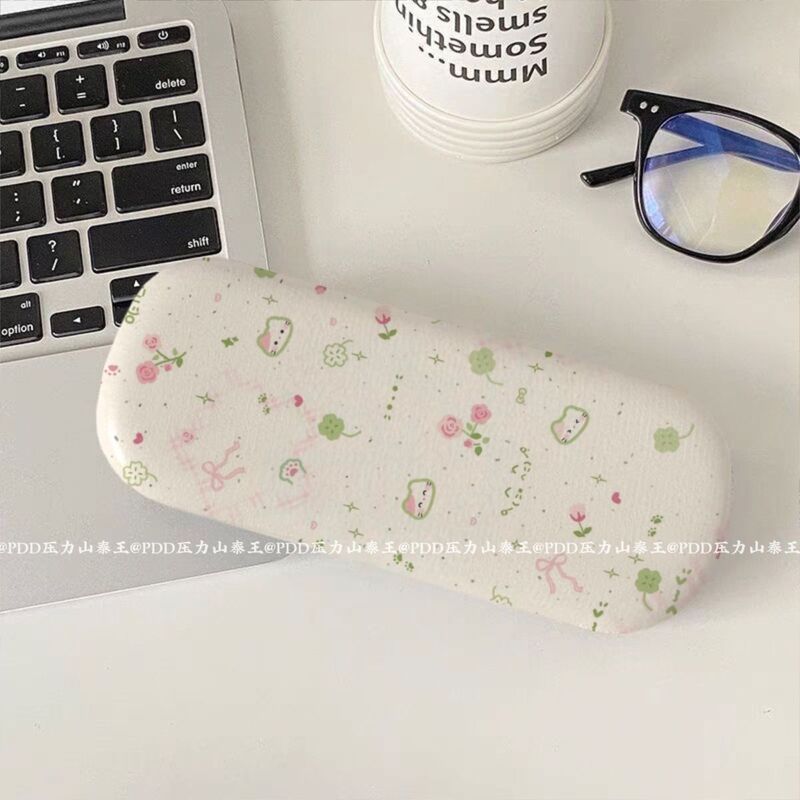 Four-Leaf Clover Cat Eyeglass Case, Oval Large-Capacity Myopia Glasses Storage Box, Pressure-Resistant Pu Leather, Dirt-Resistant Sunglasses Case Four-Leaf Clover Cat Eyeglass Case, Oval Large-Capacity Myopia Glasses Storage Box, Pressure-Resistant Pu Leather, Dirt-Resistant Sunglasses Case