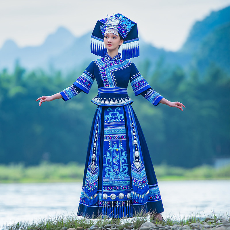 壮族の女性用民族衣装、3月3日の祭り用の大人用衣装、少数民族のパフォーマンス衣装、壮族の錦織刺繍ロングスカート、壮族の民族衣装。