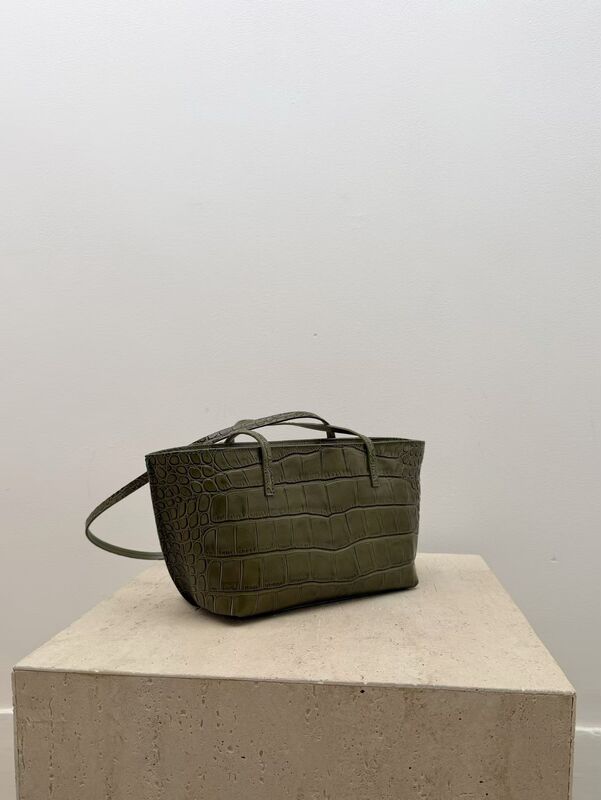 First-Layer Cowhide Crocodile-Patterned Baguette Tote Bag, Niche Design, Single-Shoulder Crossbody Bag, Versatile Item for Commuting and Everyday Use