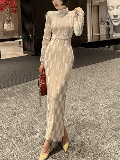 Yijie's Original New Velvet Texture Plaid Slim-Fit Dress with a High-End Feel, Elegant and Slimming, Featuring a Slit and High Collar with Long Sleeves