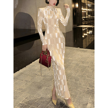 Yijie's Original New Velvet Texture Plaid Slim-Fit Dress with a High-End Feel, Elegant and Slimming, Featuring a Slit and High Collar with Long Sleeves