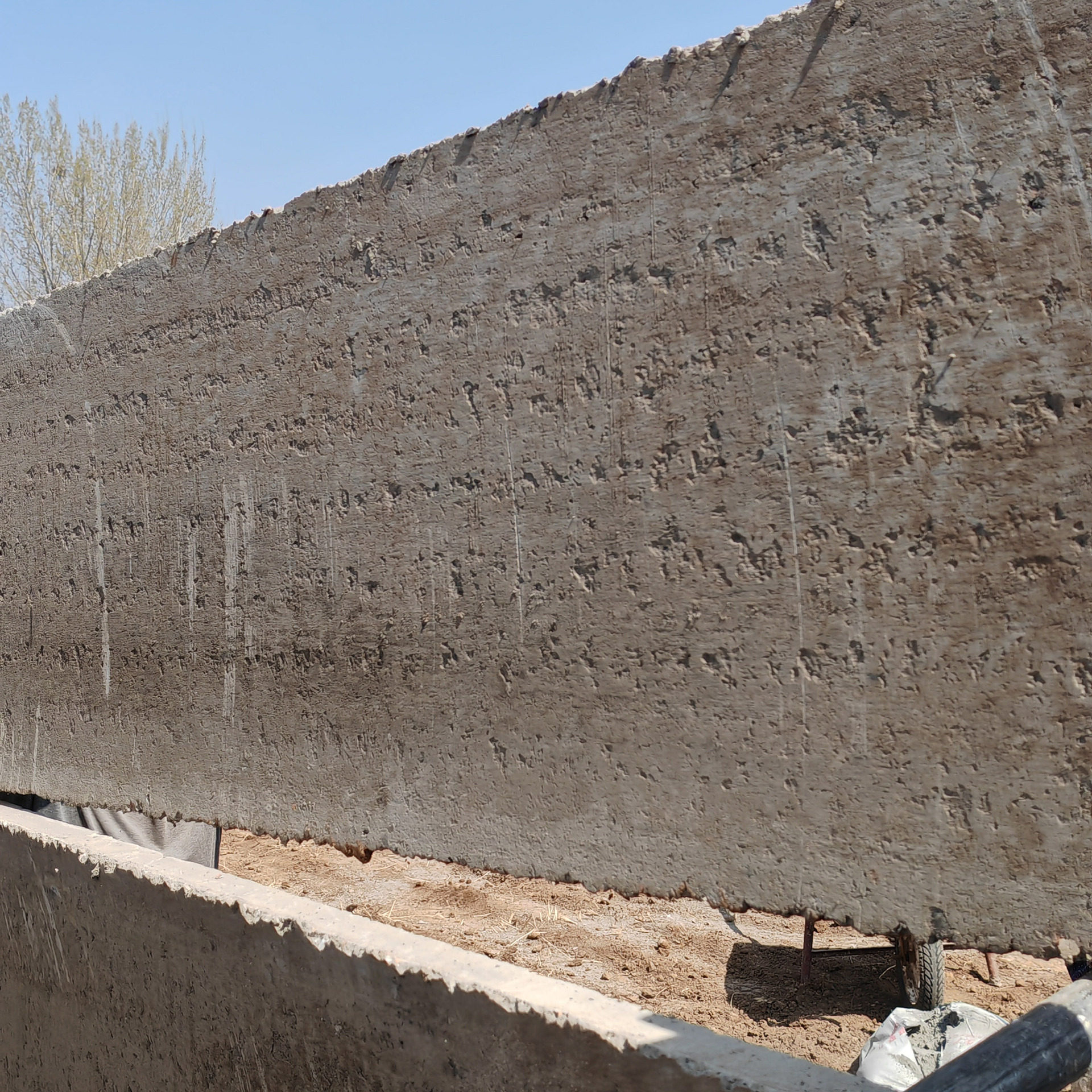 Courtyard, factory area, enclosed land for breeding and planting, cement boards, cement columns, cement bricks, concrete