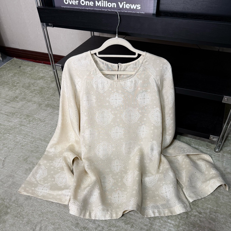 Qian Xiaoping's Minimalist Starry Sky Gauze