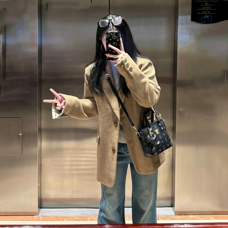 A Very Stylish Autumn Two-Piece Suit for Women, Korean-Style High-End Blazer Paired with a Powerful-Looking Denim Pants for Work A Very Stylish Autumn Two-Piece Suit for Women, Korean-Style High-End Blazer Paired with a Powerful-Looking Denim Pants for Work
