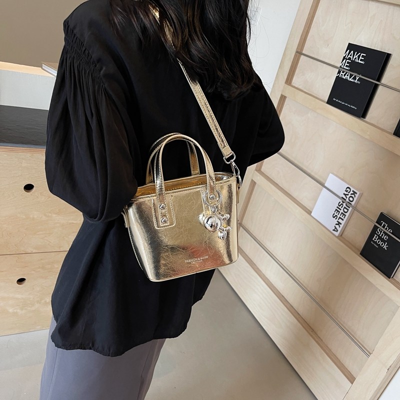 This Year's Popular Retro Bags for Women Are Large-Capacity 2025 New Autumn and Winter Casual Crossbody Bags and Hand-Held Bucket Bags