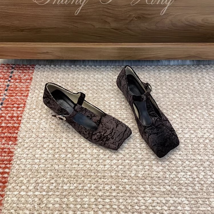Spring and Autumn New French Style Sweet and Elegant Pleated Suede Niche Kitten Heel High Heels with Ankle Strap for Women Spring and Autumn New French Style Sweet and Elegant Pleated Suede Niche Kitten Heel High Heels with Ankle Strap for Women