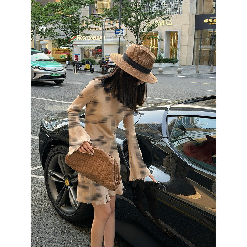 Liu Xiongxiong Mcmax【Flower Shadow】Exquisite Bell-Sleeve Printed Long-Sleeve Dress, Beautiful Waist-Cinching Mini Dress Liu Xiongxiong Mcmax【Flower Shadow】Exquisite Bell-Sleeve Printed Long-Sleeve Dress, Beautiful Waist-Cinching Mini Dress