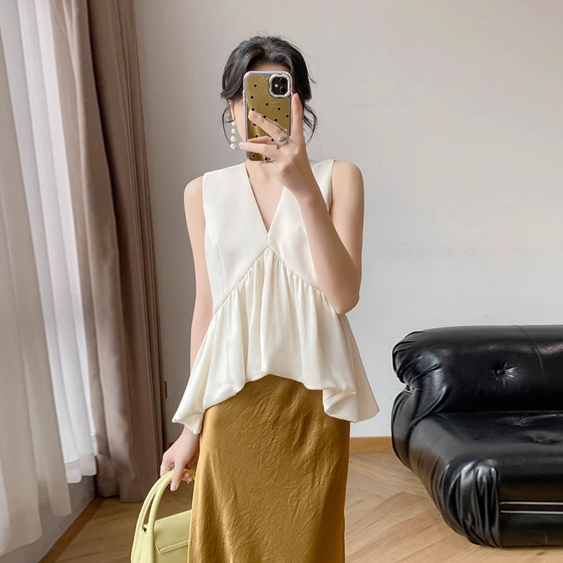 Fashionable V-Neck Waist-Cinching Tank Top, 2025 Summer New Style, Off-White Ruffle Patchwork Sleeveless Top for Women Fashionable V-Neck Waist-Cinching Tank Top, 2025 Summer New Style, Off-White Ruffle Patchwork Sleeveless Top for Women