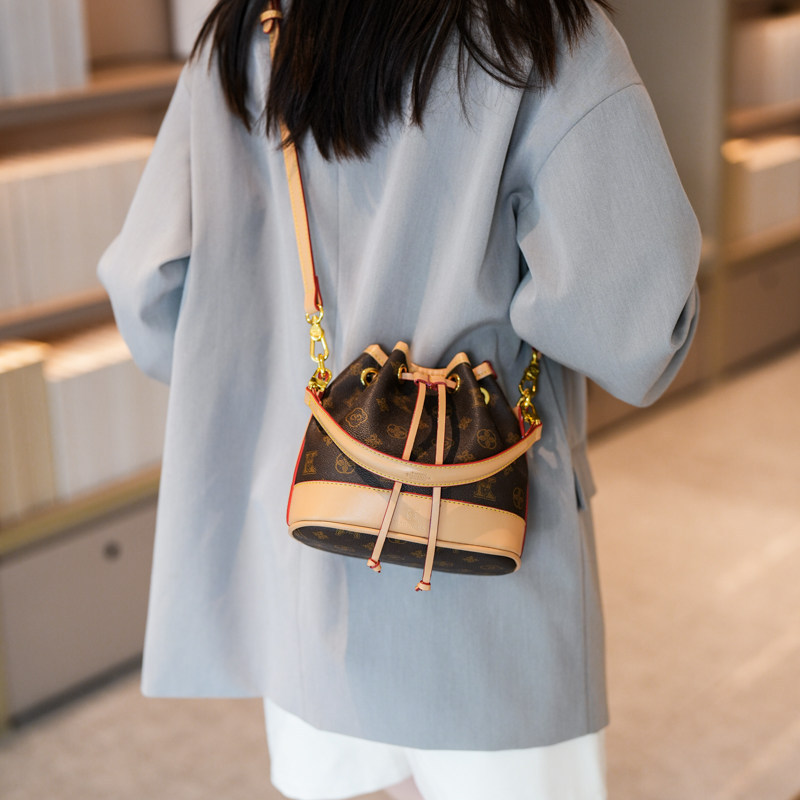 Purchase Lv Q European and American Luxury Small Handbags from Hong Kong, Original Brand High-Quality Replica Monogram Handbags, Shoulder Bags, and Small Crossbody Bags for Women Purchase Lv Q European and American Luxury Small Handbags from Hong Kong, Original Brand High-Quality Replica Monogram Handbags, Shoulder Bags, and Small Crossbody Bags for Women