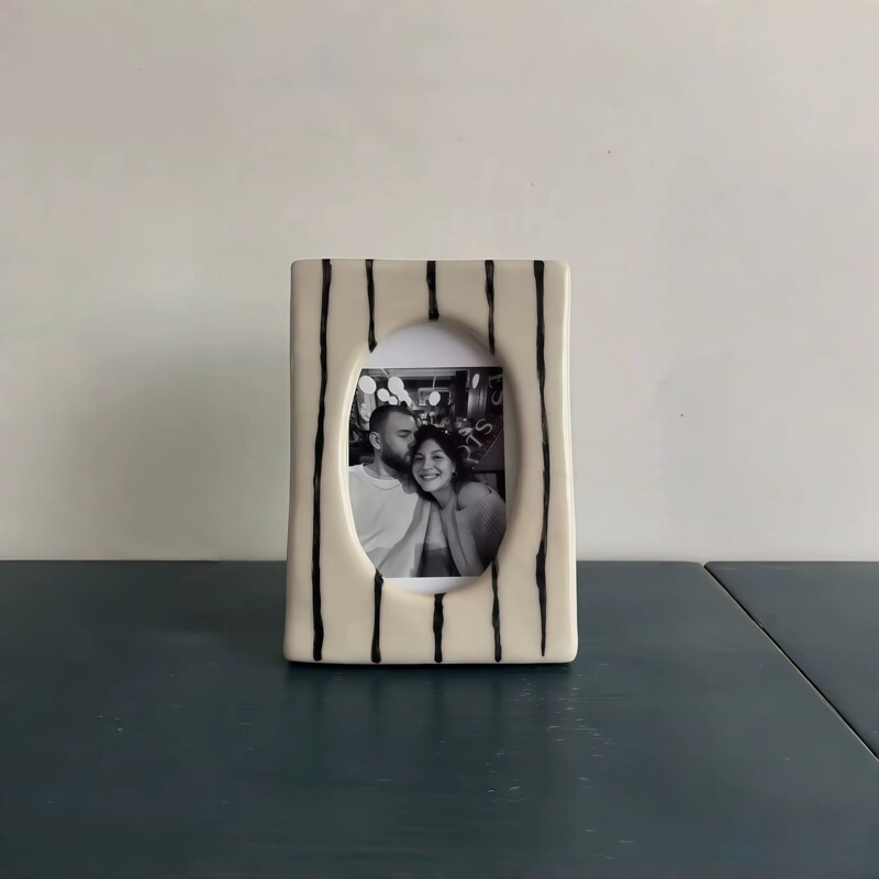 Ceramic Photo Frame, Simple and Modern Oval Photo Frame, White Vertical Stripes Decorative Display Stand Photo Frame, High-End Gift