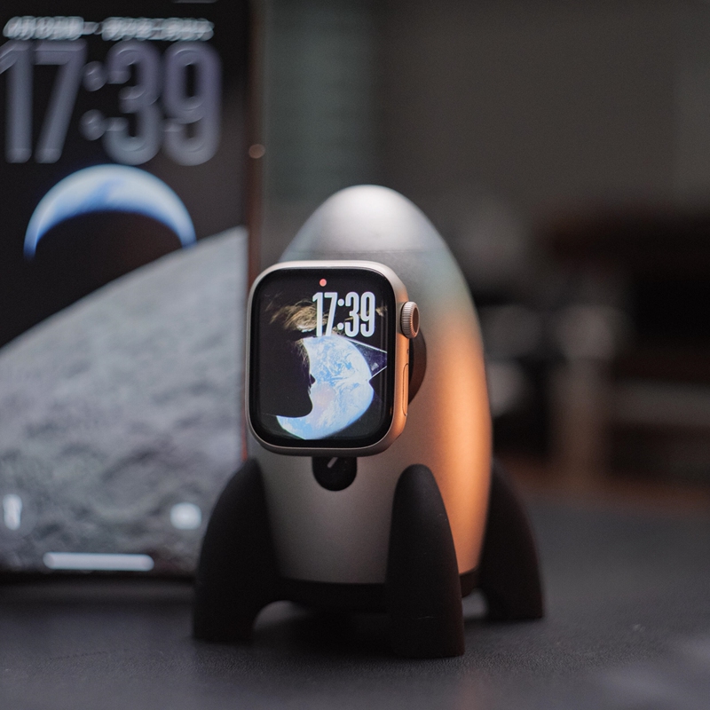 Small Rocket Watch Magnetic Charging Stand Suitable for iPhone Watch Iwatchs10/9 Creative High-Tech Aluminum Alloy Storage Watch Silicone Base Gift for Men Valentine's Day 520