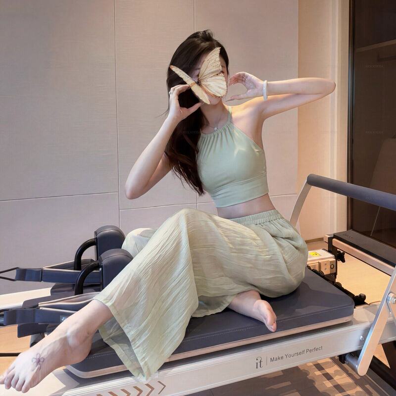 Unique and Beautiful Yoga Outfit Set for Women, Fashionable High-End Sleeveless Top with Built-In Chest Pads, Sports Yoga Fitness Clothing