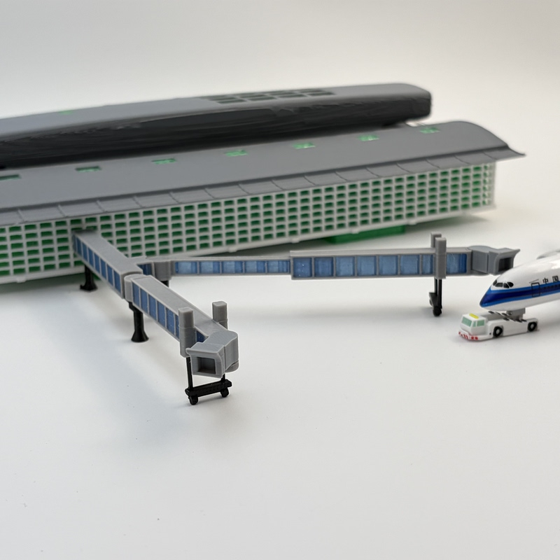 1:400 Scale Airport Model with Glass-Like Texture, Double Boarding Bridge, Dual Aircraft Parking, and Civil Aviation Apron for Aircraft Use