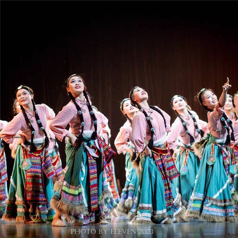 The Costume for the Play "Spring Sowing" Features Tibetan-Style Dance Attire, Performance Clothing for Women, Ethnic Art Exam Pink Top and Green Flared Skirt