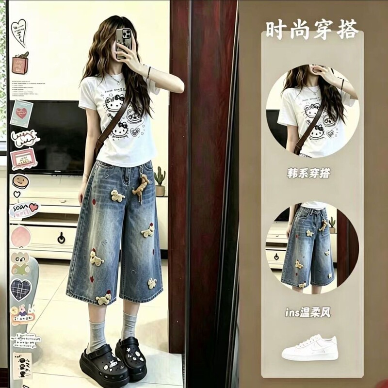 Trendy Women's Summer Outfit with Dachshund Print, Slim Fit, Versatile Short Top and Blue Cropped Jeans Trendy Women's Summer Outfit with Dachshund Print, Slim Fit, Versatile Short Top and Blue Cropped Jeans