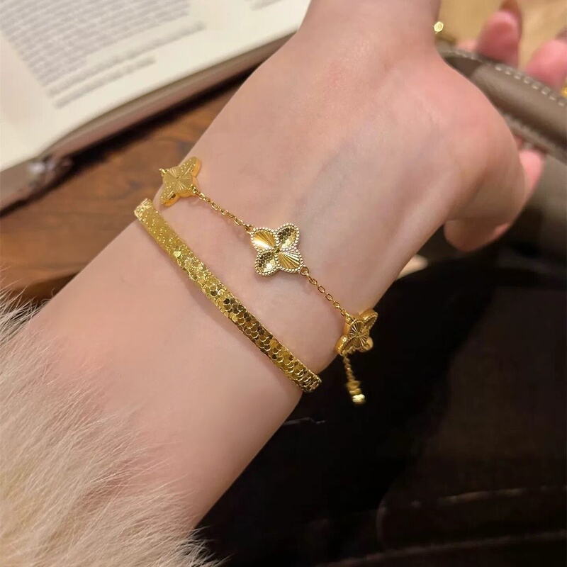 The Same Style as the Gold Store's Pure Gold Imitation Gold Dragon Scale Four-Leaf Clover Bracelet for Women, High-End Bracelet, Gift for Girlfriend, Light Luxury The Same Style as the Gold Store's Pure Gold Imitation Gold Dragon Scale Four-Leaf Clover Bracelet for Women, High-End Bracelet, Gift for Girlfriend, Light Luxury