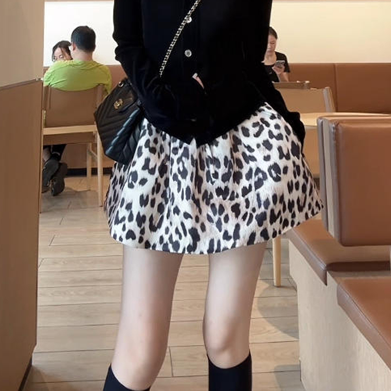 Xiaobai Mr. Chen and Xiao Bai's Early Autumn New Floral Bud Skirt for Women, Stylish and Fashionable High-Waisted Leopard Print Short Skirt