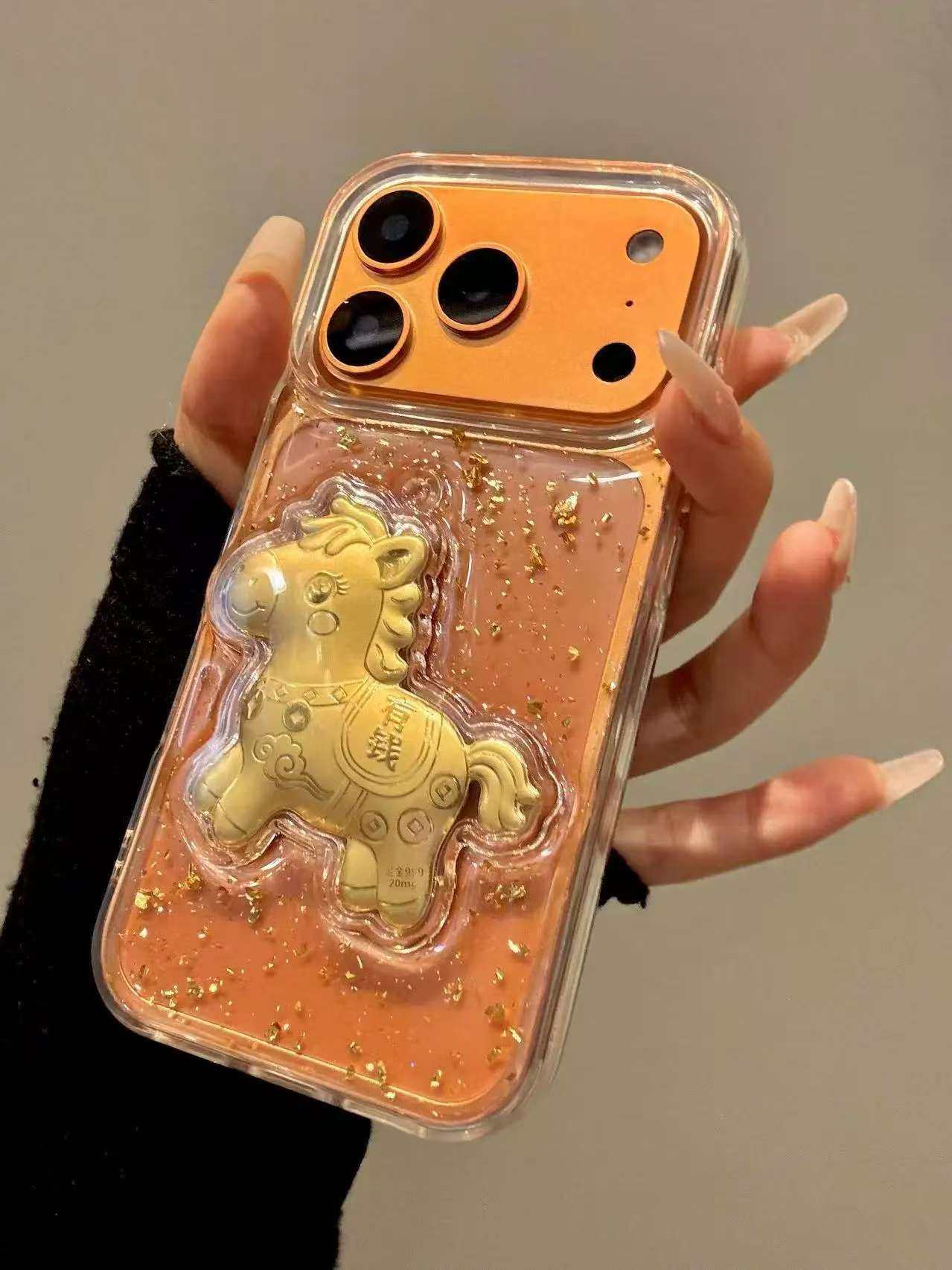 Cover telefono cavallo oro premium per iphone 16 pro e 17 pro max_voghion.com