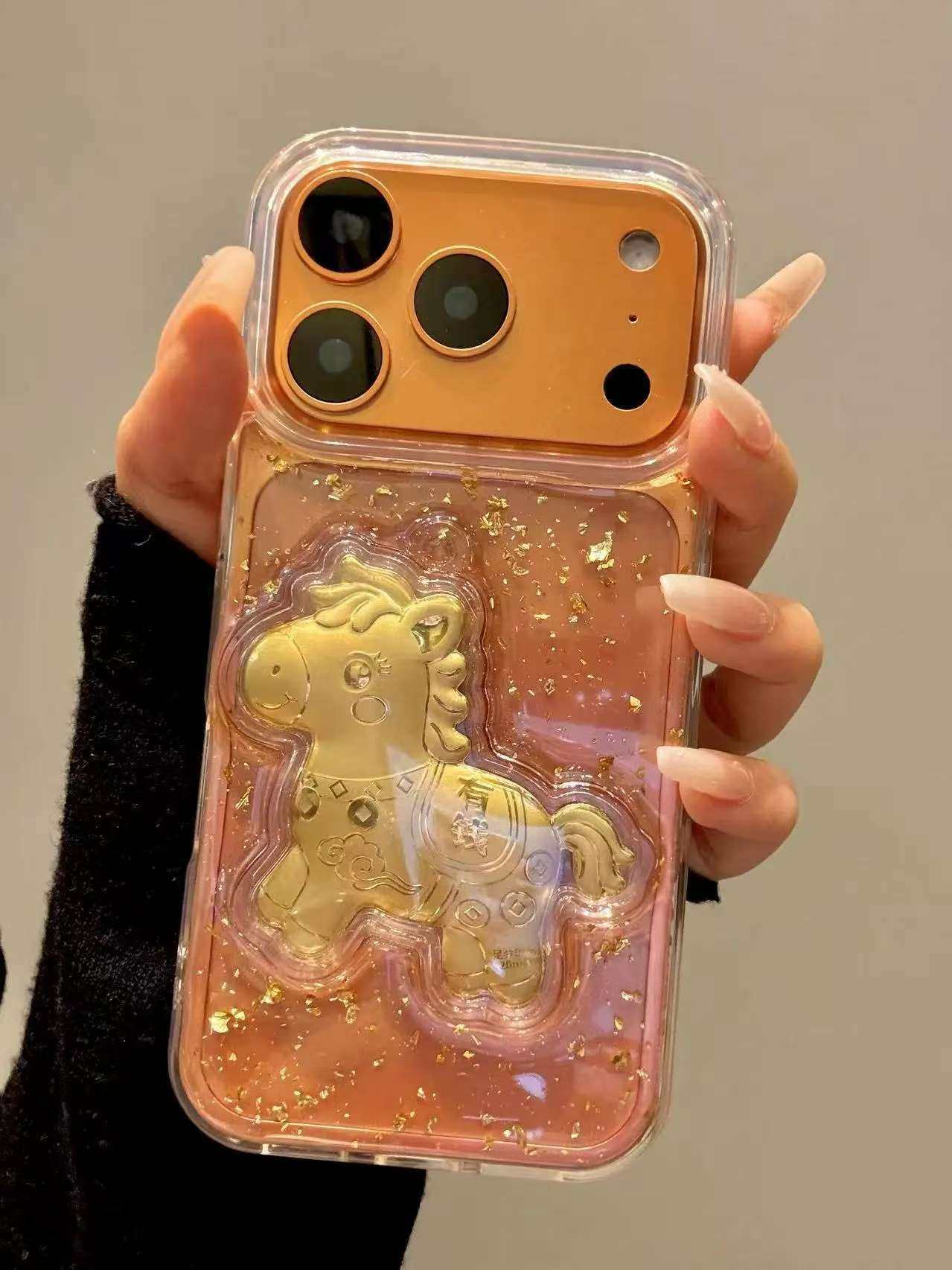 Cover telefono cavallo oro premium per iphone 16 pro e 17 pro max_voghion.com