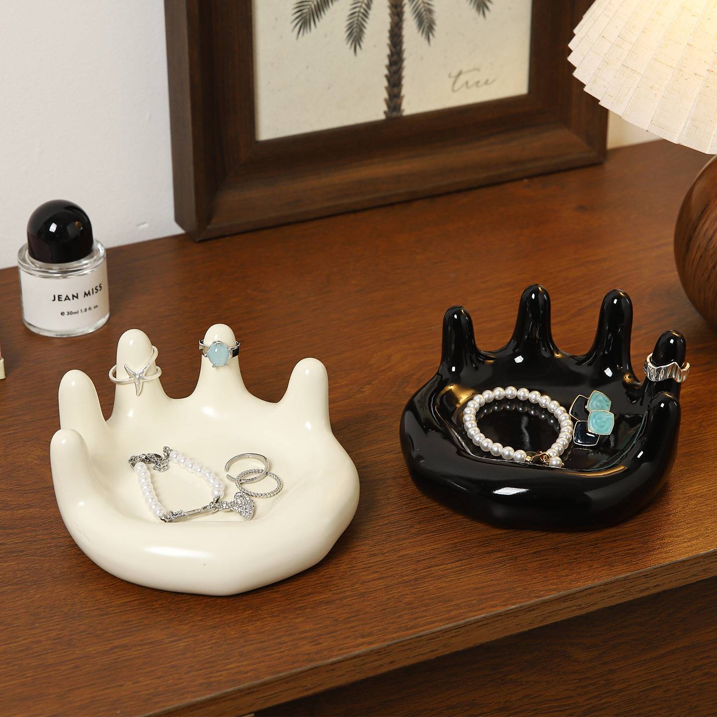 Creative palm ceramic jewelry storage tray, light luxury and high-end desktop entrance decoration, key ring display tray