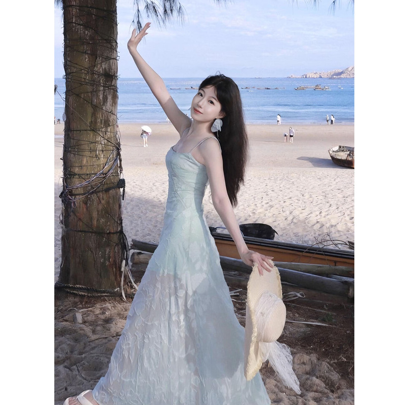 Gentle and Beautiful Green Tulle Suspender Dress for Women in Summer, Unique and Stunning, Island Vacation Atmosphere, Waist-Cinching Long Dress