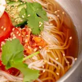 Новая северо -восточная лапша 330 г/упаковка *8 пакетов пшеничной лапши в летней сладкой и кишечной холодной миксе