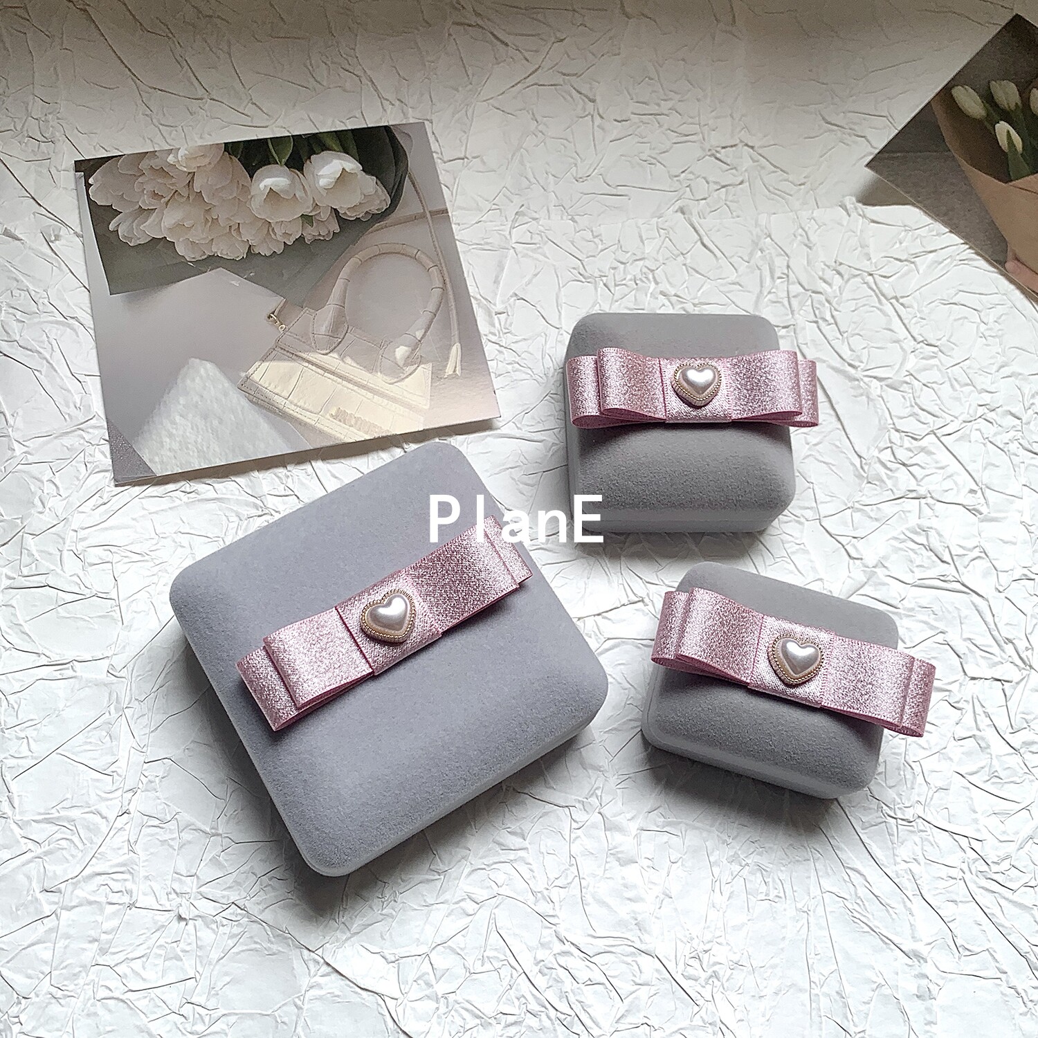 手作りの、上品で控えめなグレーピンクのベルベット製リングボックス、ネックレスボックス、ジュエリーギフトボックス。