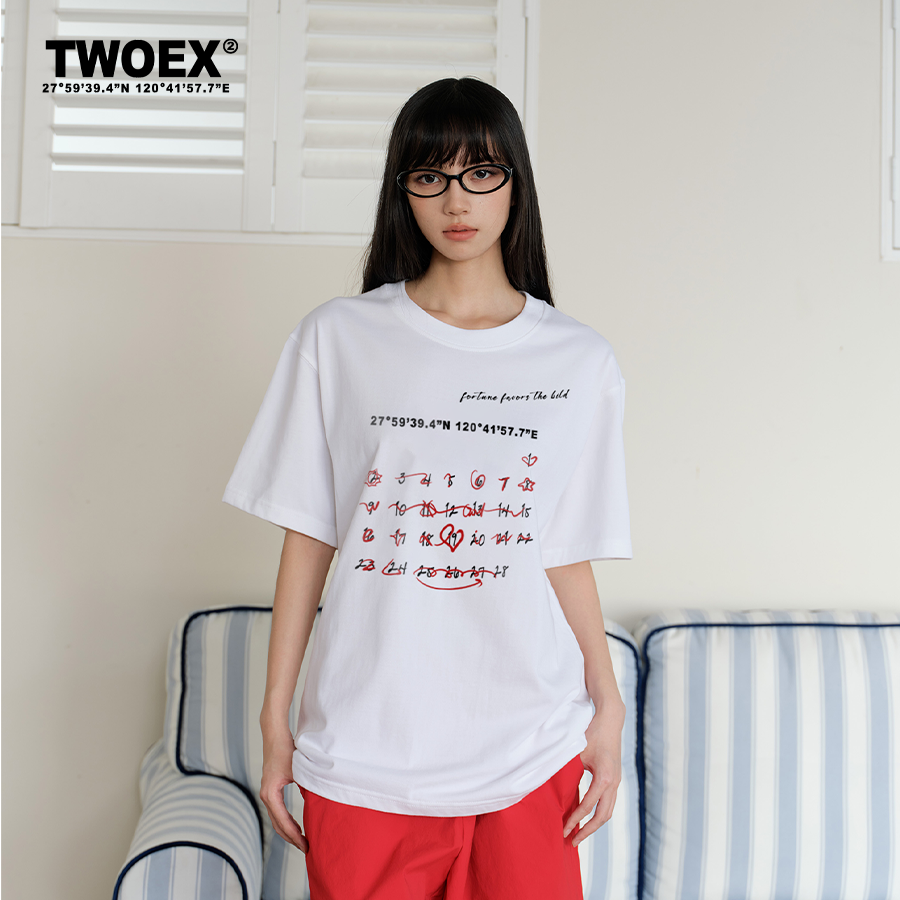 [黄明浩が管理] TWOEX2公式ストア トレンディなブランドカレンダープリント ヘビーウェイトTシャツ、ロング丈とショート丈、カップルスタイル