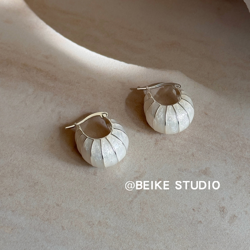 Unique Niche Design White Enamel U-Shaped Earrings 2026 New Style Light Luxury High-End Unique Shell-Shaped Earrings Unique Niche Design White Enamel U-Shaped Earrings 2026 New Style Light Luxury High-End Unique Shell-Shaped Earrings