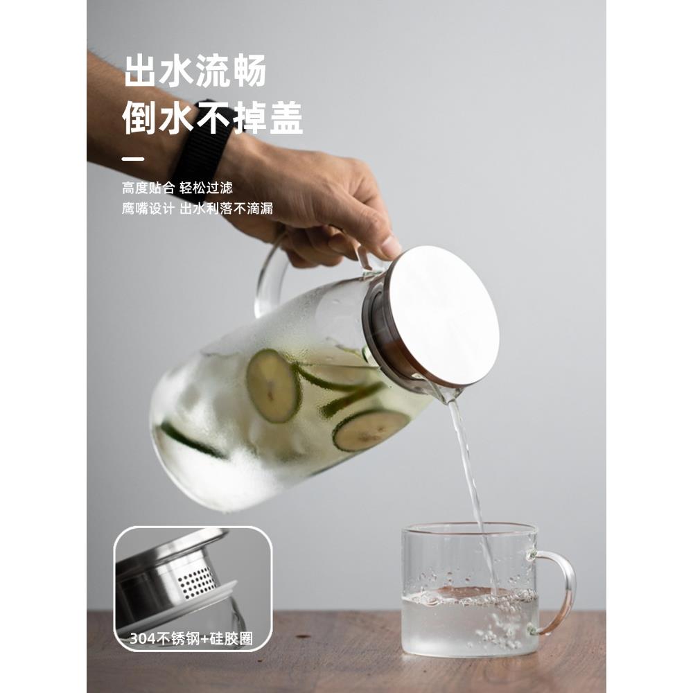 艾可思水杯邂逅萌趣世界：草莓熊洛丽塔原装杯套的魅力