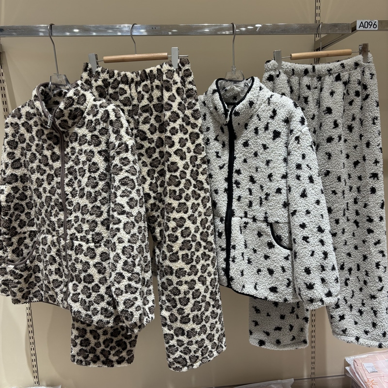 Soft and Waxy Polka-Dot Fleece Home Clothes, Winter Women's New Style, Stand-Up Collar, Zipper, Plush Loose Pajamas, Women's Two-Piece Set Soft and Waxy Polka-Dot Fleece Home Clothes, Winter Women's New Style, Stand-Up Collar, Zipper, Plush Loose Pajamas, Women's Two-Piece Set