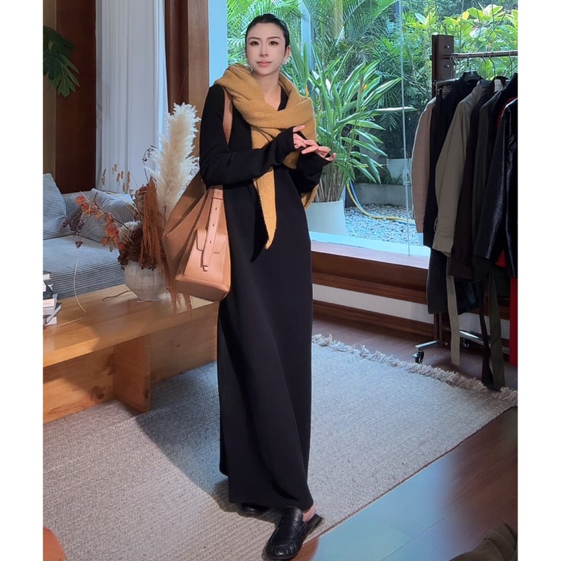 Zuo Xiaoqi【Slim Autumn/Winter Long Dress】Elegant and Versatile Stylish Long Dress with U-Neck, Loose Fit, and Flattering Design