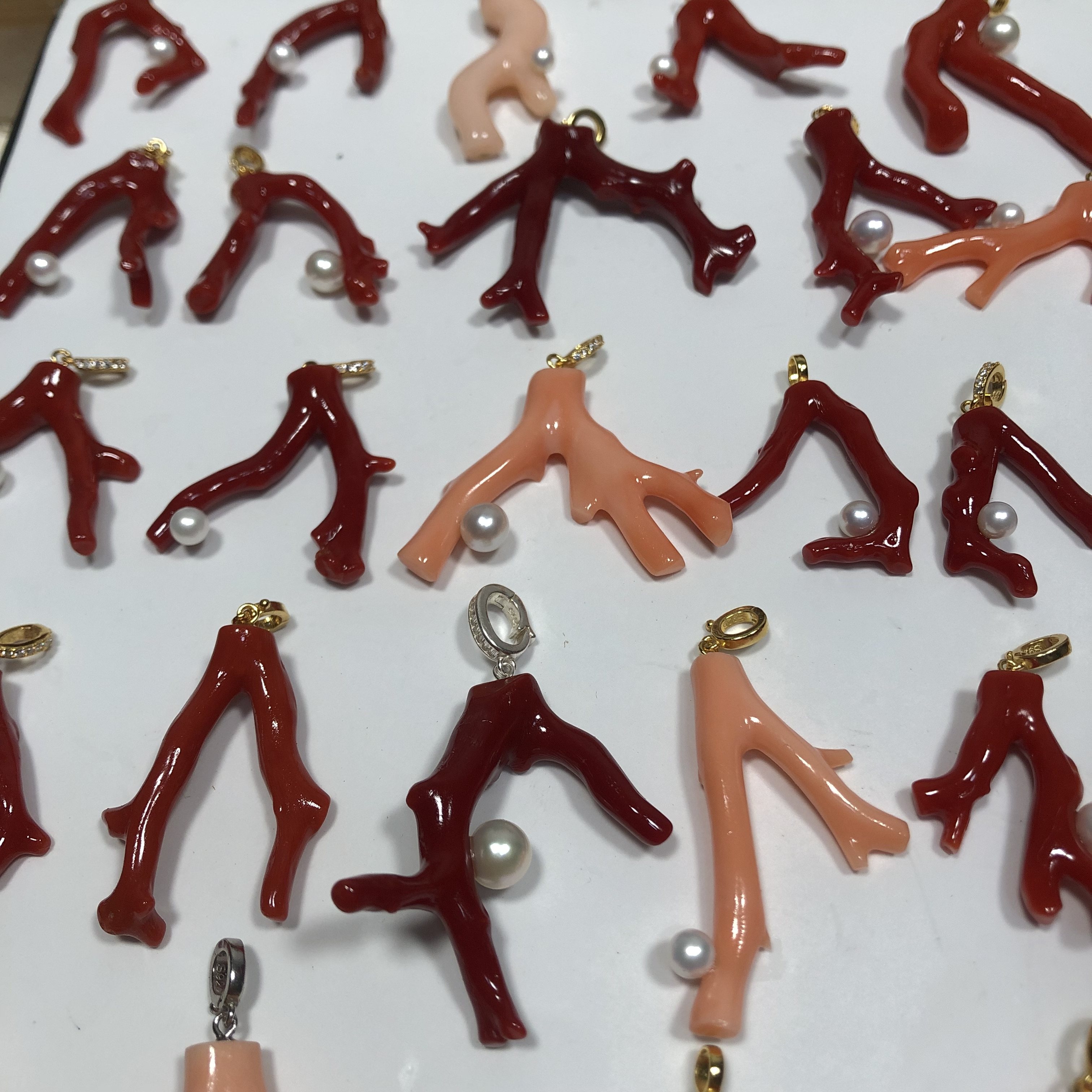 ファットマスター ナチュラルピンクコーラル 赤桃 サルデーニャ産 オリジナル 枝 木のフォーク オックスブラッドレッド クリムゾン ペンダント 女性用