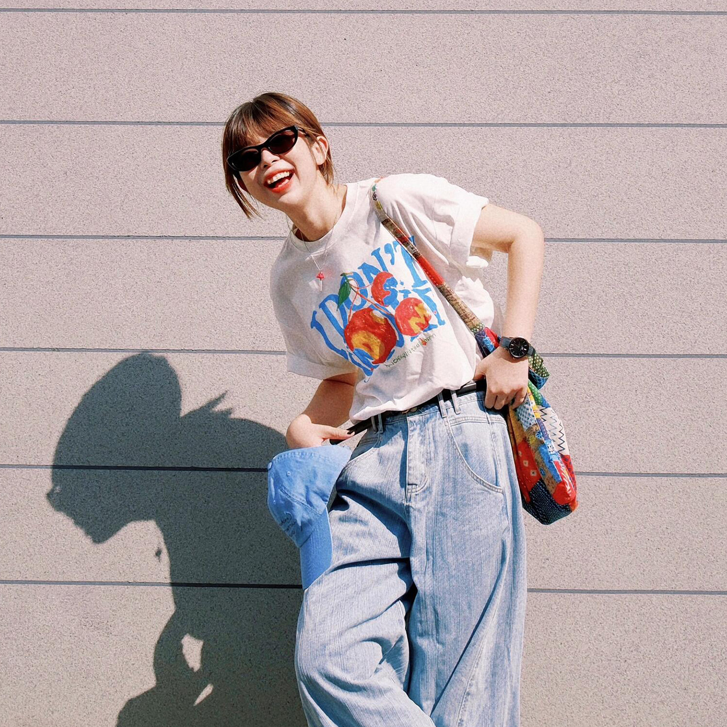 BONBONS EN 若々しいレタープリントドロップショルダーTシャツ、春夏スタイル、リラックスフィット、スリムに見せる快適なトップス