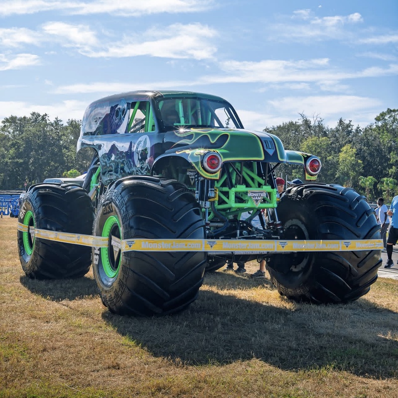 [Monster Truck] Grave Digger Big Wheel 1:64 Bigfoot Push and Slide Monster Alloy Boy's Plastic Crash-Resistant