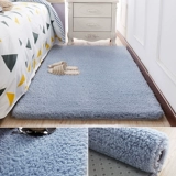 Небольшие коврики на спальне спальни, большая комната, полная сплошной шерсти, передние колодки перед землей, длинная полоса сопротивления грязи