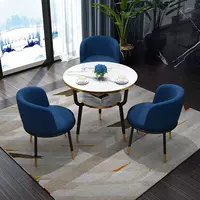 Ткань павлина синего цвета, один стол и три стула