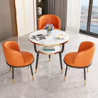 Оранжево-красная глянцевая кожа, один стол и три стула.