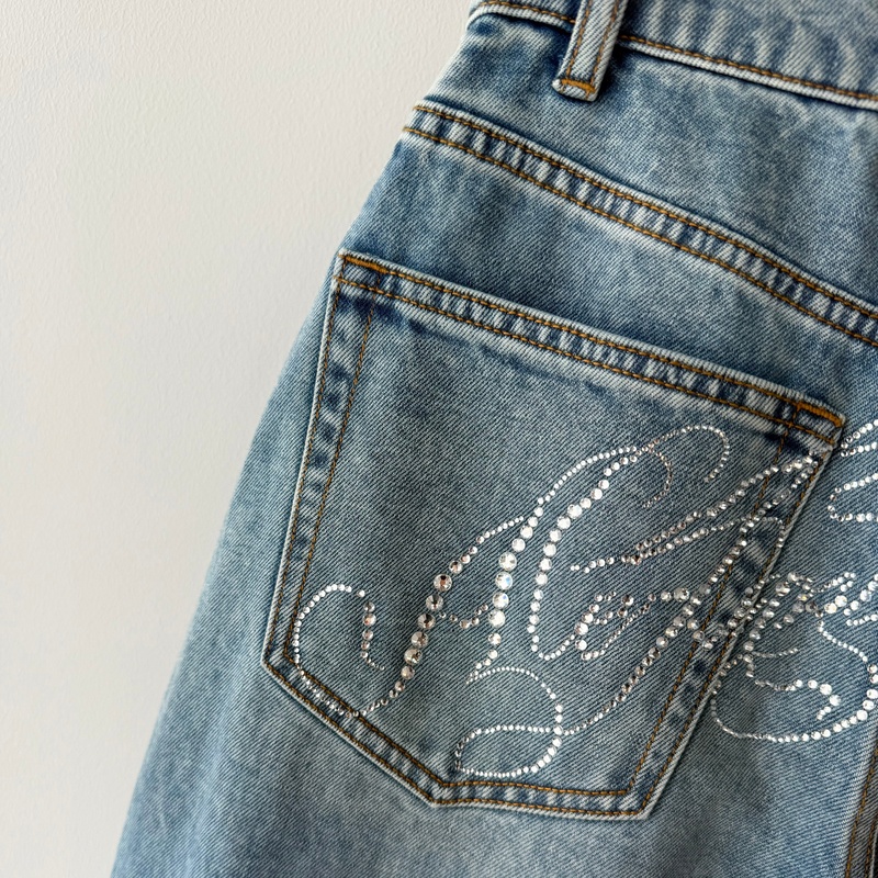 Turn Heads with Style! A~W Authentic Product, Rhinestone Floral Design, Three-Dimensional Silhouette, High-Waisted Scimitar Denim Pants Turn Heads with Style! A~W Authentic Product, Rhinestone Floral Design, Three-Dimensional Silhouette, High-Waisted Scimitar Denim Pants